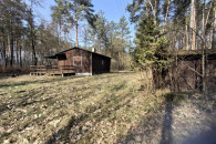 Działka w lesie z drewnianym domkiem Sięganów