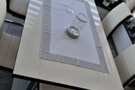 Stół do jadalni salonu