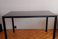 Stół czarny szklany.