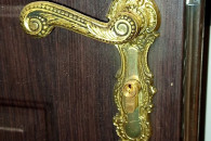 klamka z szyldem plus zamek