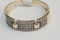 Złoty pierscionek typu obrączka z cyrkoniami