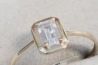 Złoty pierscionek zaręczynowy jasna cyrkonia