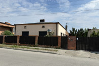 Dom w Zduńskiej Woli przy szkole. nr 6