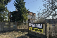 Dom z zabudowaniami